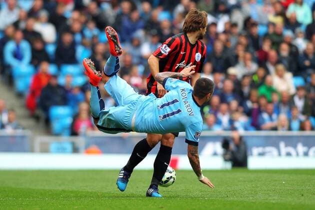 Aktuell FuÃŸball, England, Manchester City - Queens Park Rangers 10.05.2015. Manchester, England. Barclays Premier League. Manchester City versus Queens Park Rangers. Aleksandar Kolarov of Manchester City is fouled by Clint Hill of QPR xPaulxKeevilx  ActionPlus11619797