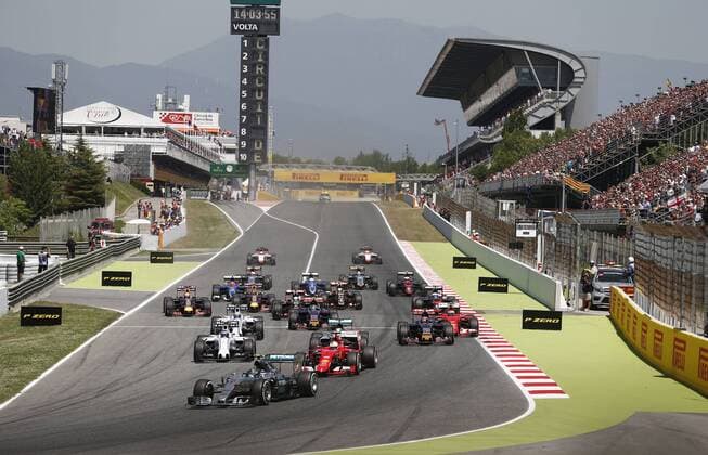 Motorsports: FIA Formula One World Championship WM Weltmeisterschaft 2015, Grand Prix of Spain, 6 Nico Rosberg (GER, Mercedes AMG Petronas Formula One Team), 5 Sebastian Vettel (GER, Scuderia Ferrari), 77 Valtteri Bottas (FIN, Williams Martini Racing), 44 Lewis Hamilton (GBR, Mercedes AMG Petronas Formula One Team), start, mass, Masse, Menge, viele, many xHOCHxZWEIx