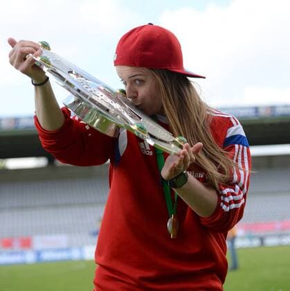 v.li.: Katharina Baunach (FC Bayern München) küsst die Meisterschale, Freude, freundlich, fröhlich, strahlend, optimistisch , Einzelbild, Aktion, Action, Porträt, Portrait, Fussball, Allianz Frauen-Bundesliga, FC Bayern München - SGS Essen, xslx