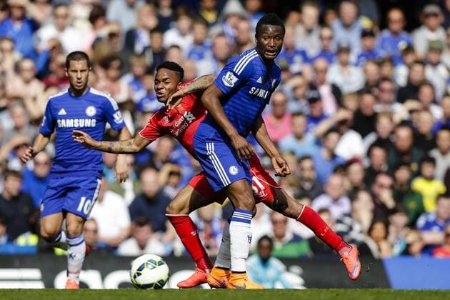 Aktuell FuÃŸball, England, FC Chelsea - FC Liverpool 10.05.2015. London, England. Barclays Premier League. Chelsea versus Liverpool. Liverpool& x2019;s Raheem Sterling muscles his way past Chelsea s John Mikel Obi xCraigxMercerx  ActionPlus11619839
