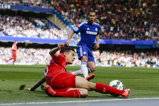 Aktuell FuÃŸball, England, FC Chelsea - FC Liverpool 10.05.2015. London, England. Barclays Premier League. Chelsea versus Liverpool. Liverpool& x2019;s Philippe Coutinho stretches to keep the ball in play xCraigxMercerx  ActionPlus11619841