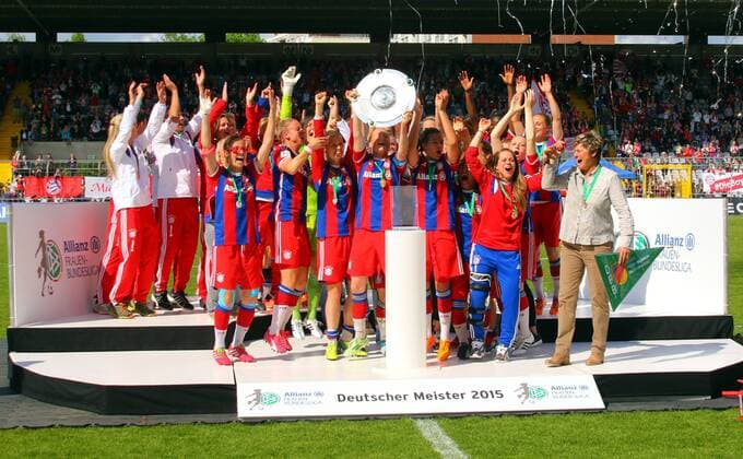 FC Bayern München - Mannschaftsjubel mit der Meisterschale Frauenfussball 1. BL 09.05.2015 Grünwalderstadion FC Bayern München - SGS Essen