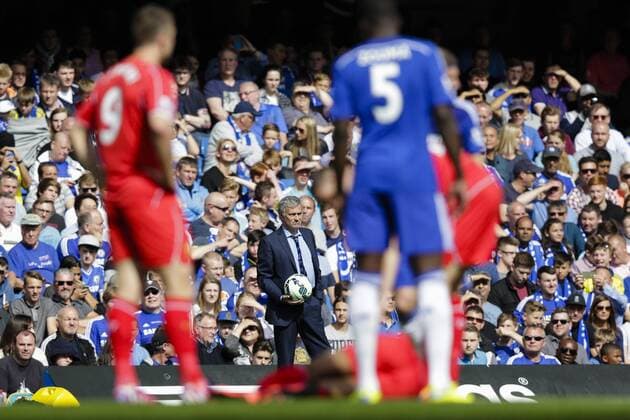 Aktuell FuÃŸball, England, FC Chelsea - FC Liverpool 10.05.2015. London, England. Barclays Premier League. Chelsea versus Liverpool. Chelsea s Manager Jose Mourinho holds onto the loose ball during the game xCraigxMercerx  ActionPlus11619867