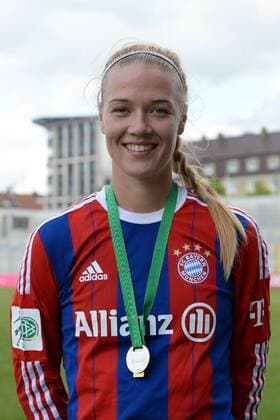 v.li.: Dagny Brynjarsdottir (FC Bayern München) lächelnd mit der Meistermedaille, Einzelbild, Aktion, Action, Porträt, Portrait, Fussball, Allianz Frauen-Bundesliga, FC Bayern München - SGS Essen, xslx