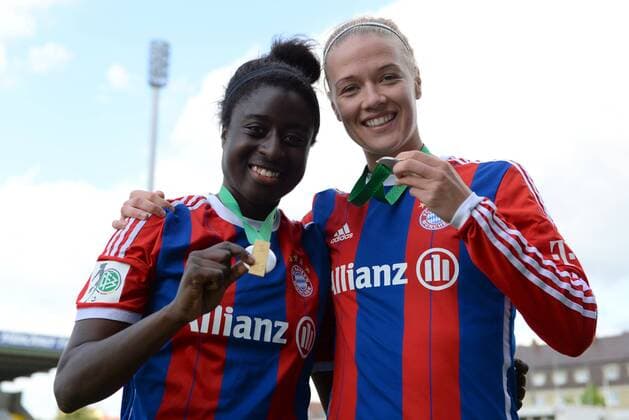 v.li.: Eunice Beckmann (FC Bayern München) Dagny Brynjarsdottir (FC Bayern München) präsentieren, zeigen die Meistermedaille, Freude, freundlich, fröhlich, strahlend, optimistisch, Fussball, Allianz Frauen-Bundesliga, FC Bayern München - SGS Essen, xslx