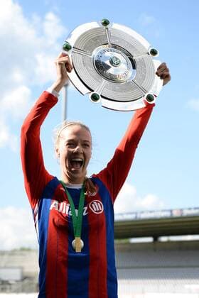 v.li.: Dagny Brynjarsdottir (FC Bayern München) zeigt die Meisterschale, streckt die Schale in die Luft, jubelt, Einzelbild, Aktion, Action, Porträt, Portrait, Freude, freundlich, fröhlich, strahlend, optimistisch, Fussball, Allianz Frauen-Bundesliga, FC Bayern München - SGS Essen, xslx