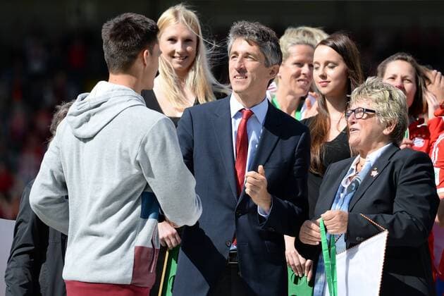 v.li.: Trainer Thomas Wörle (FC Bayern München) erhält von Bernd Heinemann (Vorstand Marktmanagement Allianz Deutschland AG) und Margit Stoppa (Spielleiterin der Allianz Frauen-Bundesliga und Vorsitzende des DFB-Ausschusses für Frauen- und Mädchenfußball) Glückwünsche, die Meistermedaille und den Meisterwimpel, Freude, freundlich, fröhlich, strahlend, optimistisch, Fussball, Allianz Frauen-Bundesliga, FC Bayern München - SGS Essen, xslx