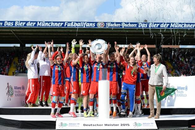 v.li.: Spielerinnen des FC Bayern München bejubeln den Gewinn der Deutschen Meisterschaft auf dem Podest, Freude, freundlich, fröhlich, strahlend, optimistisch Melanie Behringer (FC Bayern München) streckt die Schale in die Luft, Fussball, Allianz Frauen-Bundesliga, FC Bayern München - SGS Essen, xslx