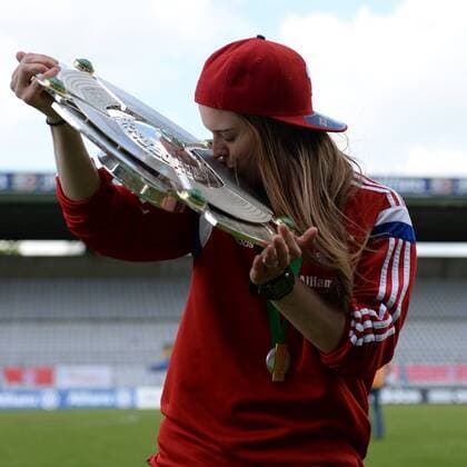 v.li.: Katharina Baunach (FC Bayern München) küsst die Meisterschale, Porträt, Portrait, Einzelbild, Aktion, Action, Freude, freundlich, fröhlich, strahlend, optimistisch, Fussball, Allianz Frauen-Bundesliga, FC Bayern München - SGS Essen, xslx