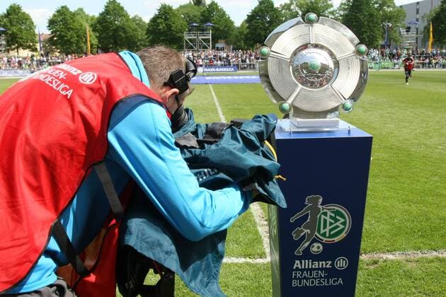 Aktuell Fußball, Damen, 1. BL, Meisterschale der Allianz Frauenbundesliga Allianz Frauen-Bundesliga, 22. Spieltag: 1. FFC Frankfurt - VfL Wolfsburg am Sonntag (10.05.2015) im Stadion am Brentanobad in Frankfurt am Main. Meisterschale, Kameramann, TV-Kamera.