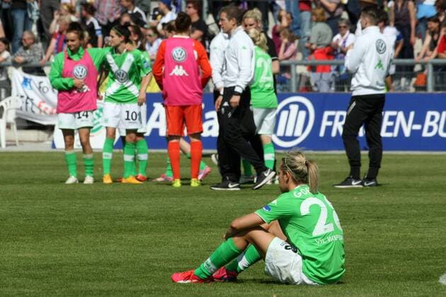 Allianz Frauen-Bundesliga, 22. Spieltag: 1. FFC Frankfurt - VfL Wolfsburg am Sonntag (10.05.2015) im Stadion am Brentanobad in Frankfurt am Main. Wolfsburg nach Spielschluss. Lena Goeßling (Goessling) (VfL Wolfsburg).