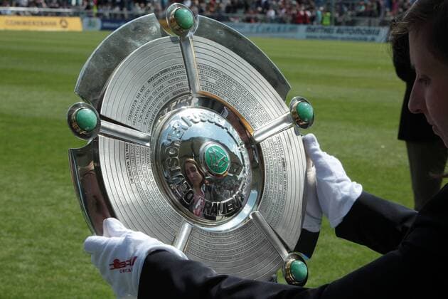 Aktuell Fußball, Damen, 1. BL, Meisterschale der Allianz Frauenbundesliga Allianz Frauen-Bundesliga, 22. Spieltag: 1. FFC Frankfurt - VfL Wolfsburg am Sonntag (10.05.2015) im Stadion am Brentanobad in Frankfurt am Main. Meisterschale.