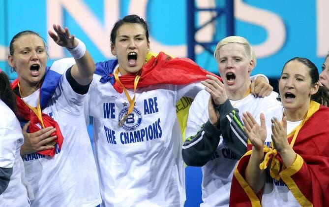 Aktuell Handball, Damen, FK Buducnost Podgorica gewinnen Champions League 10.05.2015 Budapest(Hungary) HK Larvik-ZRK Buducnost EHF Final 4 Champions League final women s handball Dragana Cvijic(L),Cristina Neagu(2L),Clara Woltering(3L) and Milena Knezevic(r) ZRK Buducnost celebrate EHF Champions League victory : 