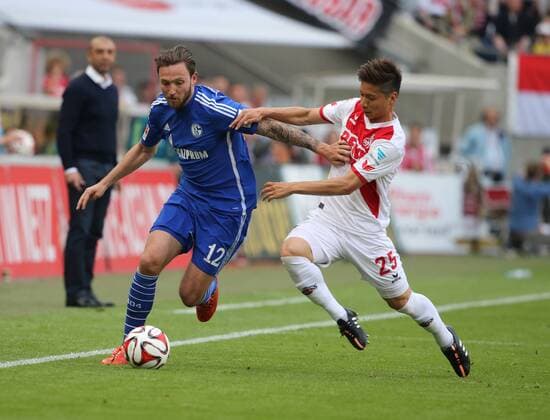 Koeln , Fussball Herren, 1.Bundesliga, Saison 2014 2015, Spieltag 32, 1.FC Köln vs FC Schalke 04 , 10.05.2015, Rheinenergiestadion Koeln, Marco Höger S04, Kazuki Nagasawa FC Köln,