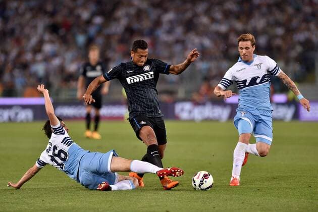 Aktuell FuÃŸball, Italien, Lazio Rom - Inter Mailand 10.05.2015. Rome, Italy. Serie A Football. Lazio versus Inter Milan. Marco Parolo (Laz) challenges Fredy Guarin (Int) xGiuseppexMaffiax  ActionPlus11619981