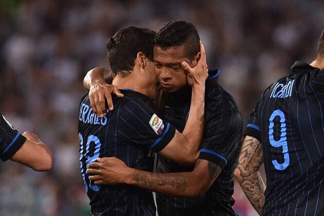 Aktuell FuÃŸball, Italien, Lazio Rom - Inter Mailand 10.05.2015. Rome, Italy. Serie A Football. Lazio versus Inter Milan. Hernanes celebrates his equalizer with Fredy Guarin xGiuseppexMaffiax  ActionPlus11620034