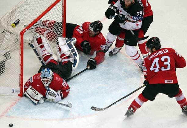 Ice hockey Eishockey - IIHF Ice Hockey WC 2015 PRAGUE,CZECH REPUBLIC,10.MAY.15 - ICE HOCKEY - IIHF World Ice Hockey Championships, international match Länderspiel Switzerland vs Canada. Image shows Reto Berra, Timo Helbling, Morris Trachsler (SUI) and Sidney Crosby (CAN). GEPAxpictures xAndreasxPranter 