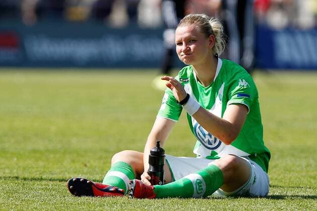 v.li.: Alexandra Popp (VfL Wolfsburg) enttäuscht schauend, Enttäuschung, disappointed, Fussball, Allianz Frauen-Bundesliga, 1. FFC Frankfurt - VfL Wolfsburg, xfsx