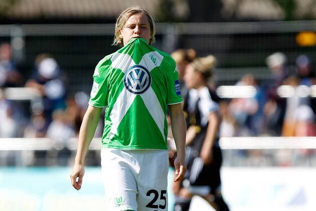 v.li.: Martina Müller (VfL Wolfsburg) enttäuscht schauend, Enttäuschung, disappointed, Fussball, Allianz Frauen-Bundesliga, 1. FFC Frankfurt - VfL Wolfsburg, xfsx