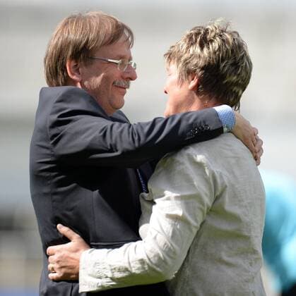 v.li.: Dr. Rainer Koch (DFB-Vizepräsident) umarmt Managerin Karin Danner (FC Bayern München) , Fussball, Allianz Frauen-Bundesliga, FC Bayern München - SGS Essen, xslx