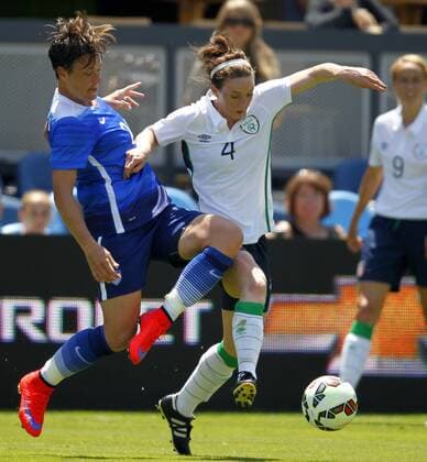 Aktuell Fußball, Damen, Länderspiel, USA - Irland May 10, 2015 - San Jose, CA, USA - Abby Wambach, left, of the U.S. Women s national team Nationalteam battles Ireland s Karen Duggan (4) for the ball during their game on Sunday, May 10, 2015, at Avaya Stadium in San Jose, Calif. USA defeated Ireland 3-0. USA vs. Ireland women s soccer game - ZUMAm67_