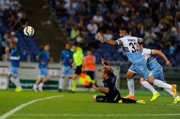 Serie A, Lazio Rom - Inter Mailand il fallo di Mauricio su Rodrigo Palacio che costera l espulsione al laziale xHOCHxZWEIx xItalyxPhotoxPressx 