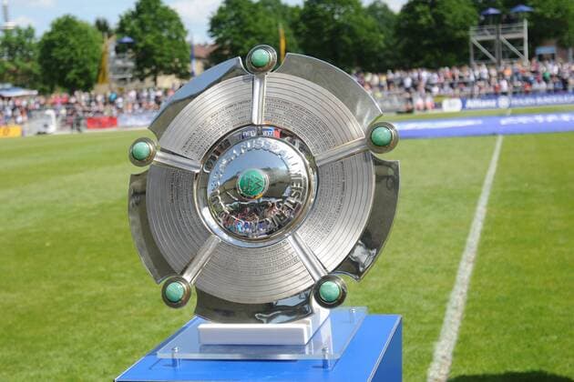 22.04.2015 Deutschland, Frankfurt, Fussball, Bundesliga Saison 2014 2015, Allianz-Frauen-Bundesliga 1. FFC Frankfurt gegen VfL Wolfsburg Symbolbild Die Meisterschale