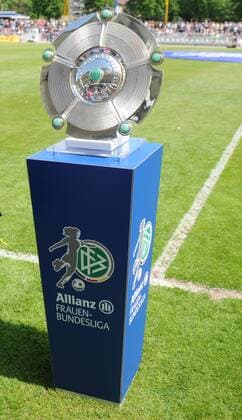 22.04.2015 Deutschland, Frankfurt, Fussball, Bundesliga Saison 2014 2015, Allianz-Frauen-Bundesliga 1. FFC Frankfurt gegen VfL Wolfsburg Symbolbild , Die Meisterschale auf dem Podest der Allianz-Frauen-Bundesliga