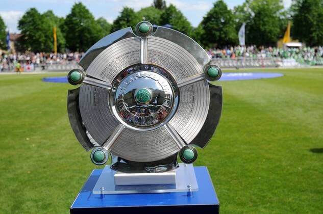 22.04.2015 Deutschland, Frankfurt, Fussball, Bundesliga Saison 2014 2015, Allianz-Frauen-Bundesliga 1. FFC Frankfurt gegen VfL Wolfsburg Symbolbild Die Meisterschale