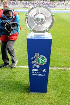 22.04.2015 Deutschland, Frankfurt, Fussball, Bundesliga Saison 2014 2015, Allianz-Frauen-Bundesliga 1. FFC Frankfurt gegen VfL Wolfsburg Symbolbild , Die Meisterschale auf dem Podest der Allianz-Frauen-Bundesliga im Focus der Fernsehkameras