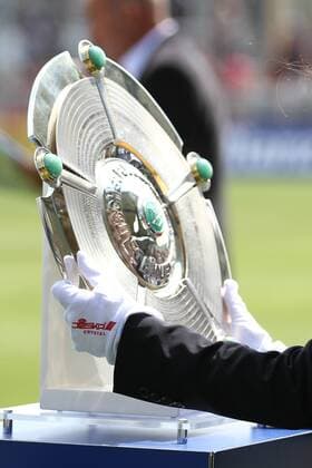 22.04.2015 Deutschland, Frankfurt, Fussball, Bundesliga Saison 2014 2015, Allianz-Frauen-Bundesliga 1. FFC Frankfurt gegen VfL Wolfsburg Symbolbild Die Meisterschale darf nur mit Handschuhen angefasst werden