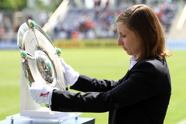 22.04.2015 Deutschland, Frankfurt, Fussball, Bundesliga Saison 2014 2015, Allianz-Frauen-Bundesliga 1. FFC Frankfurt gegen VfL Wolfsburg Symbolbild Die Meisterschale darf nur mit Handschuhen angefasst werden