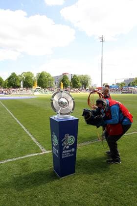 22.04.2015 Deutschland, Frankfurt, Fussball, Bundesliga Saison 2014 2015, Allianz-Frauen-Bundesliga 1. FFC Frankfurt gegen VfL Wolfsburg Symbolbild , Die Meisterschale auf dem Podest der Allianz-Frauen-Bundesliga im Focus der Fernsehkameras