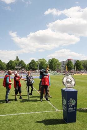 22.04.2015 Deutschland, Frankfurt, Fussball, Bundesliga Saison 2014 2015, Allianz-Frauen-Bundesliga 1. FFC Frankfurt gegen VfL Wolfsburg Symbolbild , Die Meisterschale auf dem Podest der Allianz-Frauen-Bundesliga im Focus der Fernsehkameras