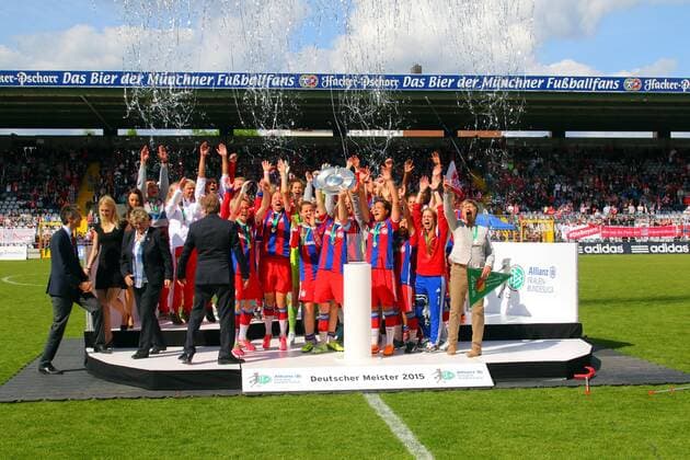 Bernd Heinemann (li.) ( Vorstand Marktmanagement Allianz Deutschland AG) und FC Bayern Meistermannschaft - Mannschaftsjubel mit der Meisterschale. Frauenfussball Allianz Frauenbundesliga 09.05.2015 Grünwalderstadion FC Bayern München - SGS Essen