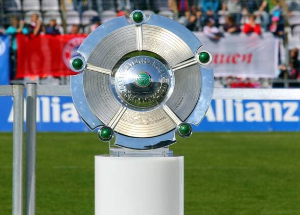 Allianz Frauenbundesliga - Meisterschale Frauenfussball Allianz Frauenbundesliga 09.05.2015 Grünwalderstadion FC Bayern München - SGS Essen