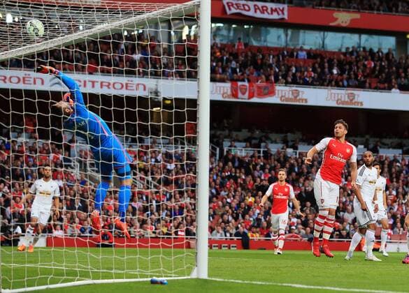 Aktuell Fußball, England, Premier League, FC Arsenal - Swansea City Arsenal s Olivier Giroud sees his header go just over the bar Barclays Premier League - Arsenal vs Swansea City - Emirates Stadium - England - 11th May 2015 - Picture David Klein Sportimage EDITORIAL USE ONLY. No use with unauthorised audio, video, data, fixture lists, club league logos or live services. Online in-match use limited to 120 images, no video emulation. No use in betting, games or single club league player publications.
