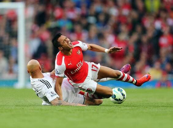 Aktuell Fußball, England, Premier League, FC Arsenal - Swansea City Arsenal s Alexis Sanchez gets fouled by Swansea s Jonjo Shelvey Barclays Premier League - Arsenal vs Swansea City - Emirates Stadium - England - 11th May 2015 - Picture David Klein Sportimage EDITORIAL USE ONLY. No use with unauthorised audio, video, data, fixture lists, club league logos or live services. Online in-match use limited to 120 images, no video emulation. No use in betting, games or single club league player publications.