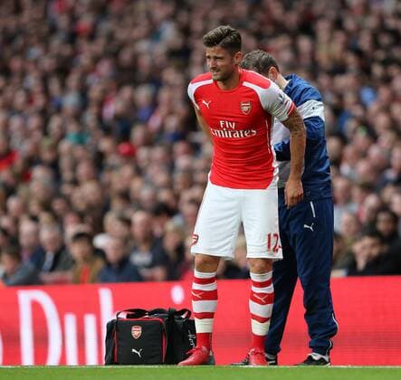 Aktuell Fußball, England, Premier League, FC Arsenal - Swansea City Arsenal s Olivier Giroud receives treatment after taking a kick to his backside Barclays Premier League - Arsenal vs Swansea City - Emirates Stadium - England - 11th May 2015 - Picture David Klein Sportimage EDITORIAL USE ONLY. No use with unauthorised audio, video, data, fixture lists, club league logos or live services. Online in-match use limited to 120 images, no video emulation. No use in betting, games or single club league player publications.