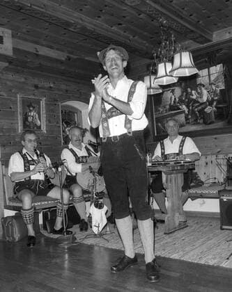 Trainingslager des 1. FC Köln in Garmisch-Partenkirchen 7.1988. Heimatabend im Quartier. Trainer Christoph Daum im Trachtenkostüm. HM