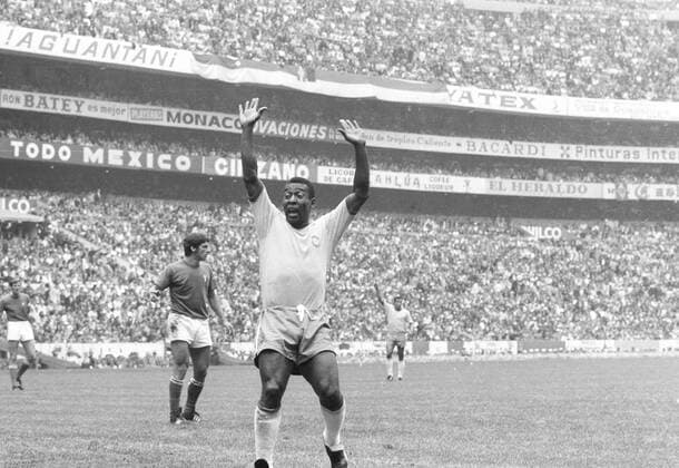 IMAGO Iconic Moments, Fußball Fussball Weltmeisterschaft 1970: Finale: Brasilien-Italien(4:1) 21.6.70. Torschuetze Pele jubelt nach dem 1:0 HM