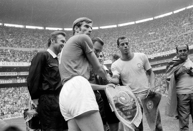 Fussball Weltmeisterschaft 1970: Finale: Brasilien-Italien(4:1) 21.6.70. Begrüßung zwischen Giacinto Facchetti (Italien) und Carlos Alberto (Brasilien) HM