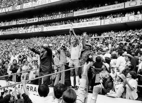 Fussball Weltmeisterschaft 1970: Finale: Brasilien-Italien(4:1) 21.6.70. Carlos Alberto (Bras.) praesentiert den Pokal. HM