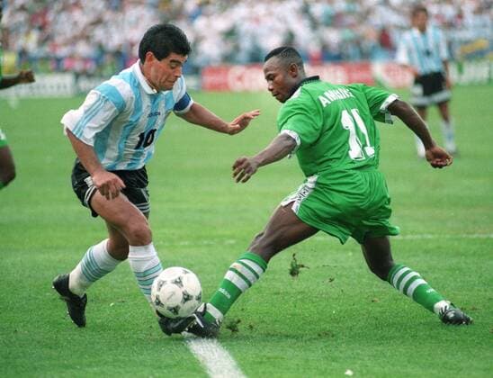 WM 1994 Argentinien - Nigeria 2:1 25.06.1994 in Boston. Diego Maradona (Argentinien) in Aktion umspielt Amunike (Nigeria). HM