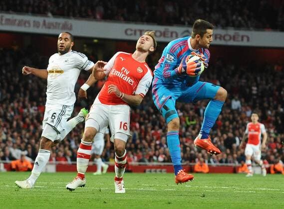 Aktuell Fußball, England, Premier League, FC Arsenal - Swansea City Football - 2014 2015 Premier League - Arsenal vs. Swansea City Aaron Ramsey of Arsenal is foiled by Ex Arsenal goalkeeper Lukasz Fabianski of Swansea at The Emirates. COLORSPORT ANDREW COWIE 