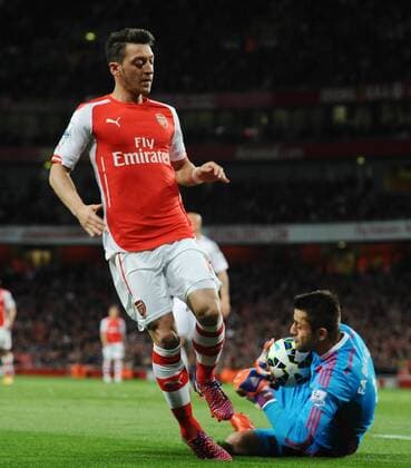 Aktuell Fußball, England, Premier League, FC Arsenal - Swansea City Football - 2014 2015 Premier League - Arsenal vs. Swansea City Mesut Ozil of Arsenal is foiled by Lukasz Fabianski of Swansea at The Emirates. COLORSPORT ANDREW COWIE 