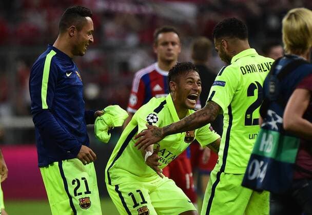 12.05.2015, xjhx, Fussball UEFA Champions League, FC Bayern Muenchen - FC Barcelona Barca v.l. Adriano (FC Barcelona), Neymar (FC Barcelona), Dani Alves (FC Barcelona) jubeln jubelt nach Spielende.