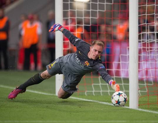Torwart Marc-Andre TER STEGEN (FCBarcelona) wehrt einen Ball auf der Linie ab. Fussball international UEFA Championsleague, Saison 2014 2015, Halbfinale Rueckspiel: FC Bayern Muenchen - FC Barcelona Barca in Muenchen, Deutschland am 12.05.2015,