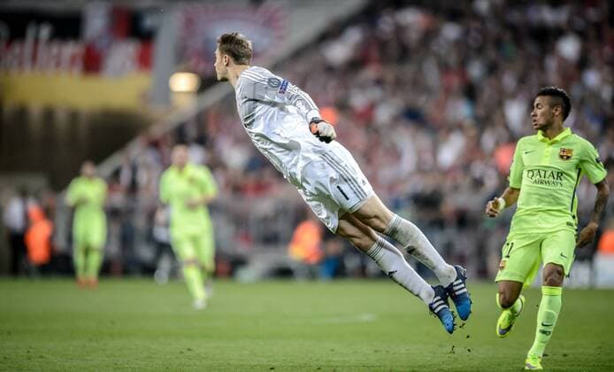12. Mai 2015: Muenchen, Allianz Arena: Fussball UEFA Champions League, Halbfinale: FC Bayern Muenchen - FC Barcelona Barca Muenchens Torwart Manuel Neuer koepft einen Ball weg.