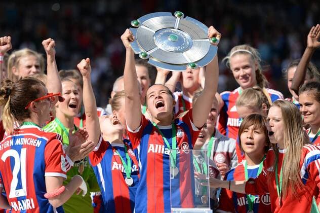 v.li.: Lena Lotzen (FC Bayern München) streckt die Meisterschale in die Luft, Deutscher Meister, Mannschaftsbild, Jubelfoto, Freude, freundlich, fröhlich, strahlend, optimistisch, Fussball, Allianz Frauen-Bundesliga, FC Bayern München - SGS Essen, xslx